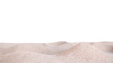 Beyaz Arkaplanda Kum Yığını. Deniz Kıyısı kıyısındaki makro küçük dağ çöl kumlu plajı. Parçacık çizgili doku yapısı. Tropik Yaz Seyahati Tatil ve Çevre Konsepti.