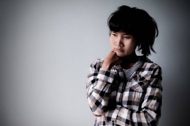 Çimento duvarında duran yalnız çiftçi kadın. Yüzü stresli ve üzgün. Çift Problemi İçin Acı Poster Kartı, Yalnız, Kırık Kalp, Kalbimi Kırmak, Aşk Sevgilileri Günü, Hayal kırıklığına uğramış konsept