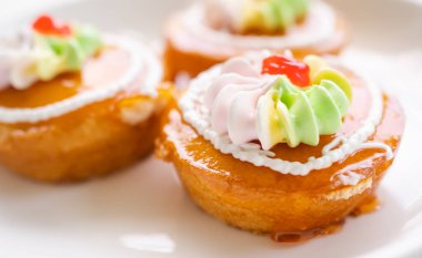 Thai Pasta Geleneği. Kanom Kai. Orijinal Tayland usulü tatlı. Pasta reçeli turuncu ve kremalı ev yapımı kahvaltı fırını. Lezzetli ve tatlı yiyecekler. Şekerle ve şişmanlıkla savaşır. resmi kapat.