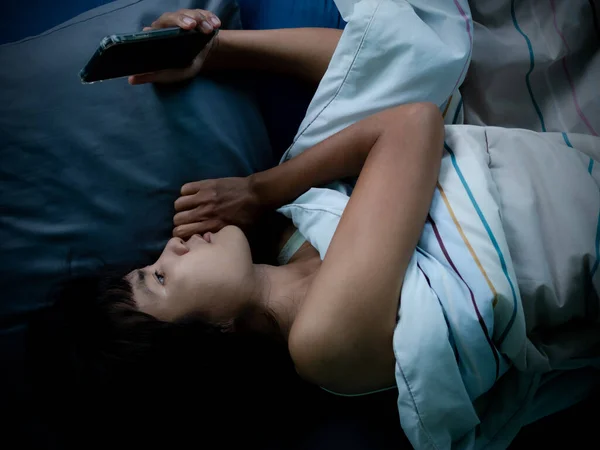 Жінка Спить Тримає Мобільний Ліжку Вночі Кімнаті Картковий Плакат Розбитого — стокове фото