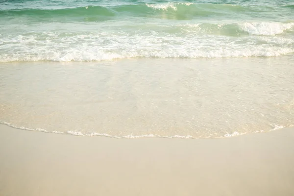 海岸で青い海と砂のビーチで波 美しい青い海の海岸屋外自然景観水の背景 夏の観光旅行休暇 トロピカルシーズン — ストック写真