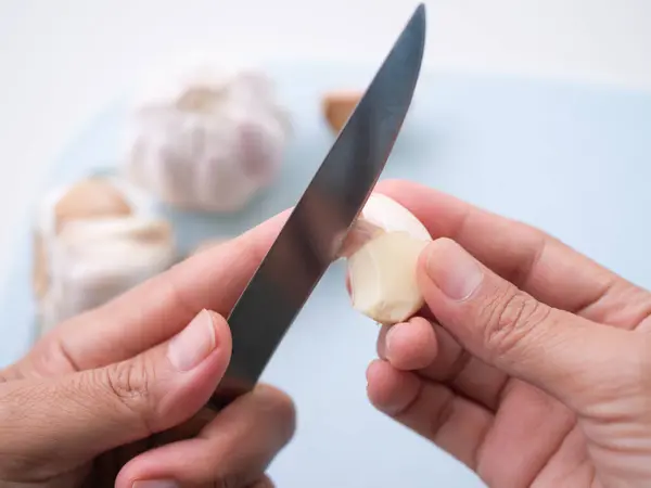 Vrouw Gepeld Knoflook Keuken Kamer Kruiden Rauw Voedsel Koken Vrouwen — Stockfoto