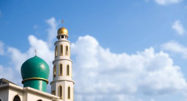 Cami Kubbesi mavi gökyüzü arka planında. Ramazan İslami Din sembolleri. İslam 'ın yeni yılı Muharram, Mübarek, Kurban Bayramı, Kurban Bayramı, Arap konsepti. Boş alanlı portre.