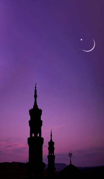 ラマダーン イード アイフィトル 新年ムハラームのイスラム教のシンボルで 夜の日没には月のシルエットが暗い赤とオレンジ色の夕暮れの空をぼかしています アラビア語 イード アーダ ムバラク ムスリムの概念 — ストック写真