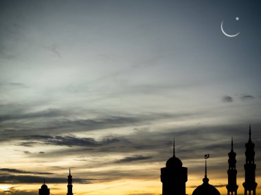 Ramazan, Kurban Bayramı, Muharram İslam dini sembolleri siluet cami kubbesi ve alacakaranlık günbatımında hilal ay. Arapça, Kurban Bayramı, Mübarek Müslüman kavramı.