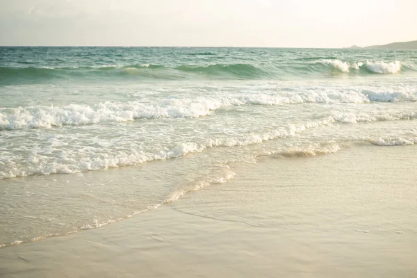 青い海の熱帯の自然と海岸で砂のビーチで柔らかい波 休日の観光休暇旅行夏 白いテクスチャ壁紙島フラットレイ — ストック写真