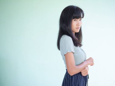 Yalnız portre üzgün kadın. Oldukça yalnız ve stresli görünüyor. Otantik ten rengi ve siyah saçlı Asyalı Tayland. İnce tefek bir bayan. Kırık kalpler için kart ya da poster ya da sevgililer günü aşkı sorunu..