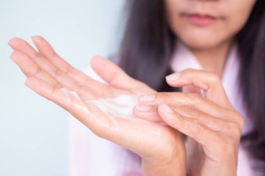 Losyon süren bir kadın. Yakın plan. Otantik ince vücut ve ten rengi. Cilt bakımı ve VU A için krem nemlendirici güneş kremi. Güzellik konsepti için kostmetik.