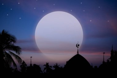 Ramazan, Kurban Bayramı, Yeni Yıl Muharram İslami Sembolleri Ay ve karanlık turuncu ve karanlık alacakaranlık gökyüzünde yıldız silueti. Tex sunumu için boşluk kopyala.