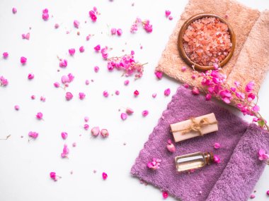Hindistan cevizi masaj yağı esaslı sabun Himalaya tuzu ev yapımı ve beyaz arka planda havlu. Lüks banyo oteli için Aroma Terapi Spa seti ya da sağlık için profesyonel masaj aroması