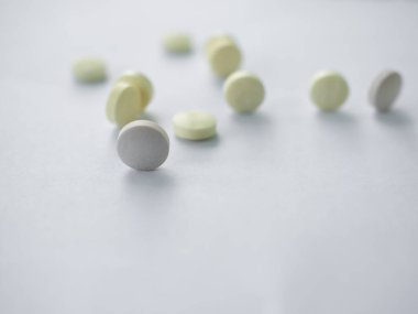 Beyaz arka planda uyuşturucu. Madde bağımlılığı, aşırı doz, tehlikeli uyuşturucu, uyuşturucu, uyuşturucu, hız. sağlıksız kavram.