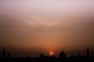Ramazan, Kurban Bayramı, Yeni Yıl Muharram İslami Dini Sembolleri. Gece gün batımında koyu kırmızı ve alacakaranlık gökyüzünde Camiler Kubbesi silueti. Arapça, Kurban Bayramı, Mübarek Müslüman kavramı.