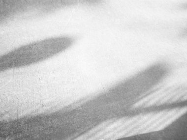 Bulanık çimento gölgesi arka planda kalır. Eski pürüzlü yüzey dokusu koyu siyah beyaz zemin taşı. Kirli desenli zemin duvarı ve duvar kâğıdının içindeki yumuşak ışık malzemesi. Çatı katı zemin