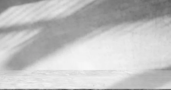 Arka planda gölgeli gri beton duvar odası var. Boş masa stüdyoları zemin beton inşaatı. metin ya da ürün sunumu için boş alanı görüntüle. malzeme görüntüsü.