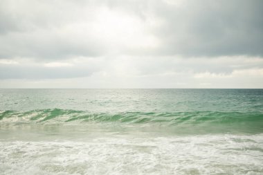 Mavi Deniz, Beyaz Bulut, Gökyüzü, Işık, Ufuk, Arka plan. Doku Yüzeyi Hala Suyun Huzurlu Yüzeyi. Temiz Manzara. Tropik Seyahat Yaz Tatilleri, Çevre Konsepti.
