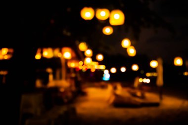 Açık renk, koyu siyah arka plan. Soyut altın çember efekti ışıltılı arka plan bulanıklığı. Davetiye için özel gala, doğum günü, Noel bayramı kutlaması. Mutlu yıllar 2023 konsepti.