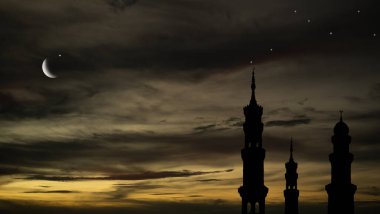 Ramazan, Kurban Bayramı, Yeni Yıl Muharram İslami Dini Sembolleri. Gece gün batımında koyu siyah ve alacakaranlık gökyüzünde ay ve Cami Kubbesi silueti. Arapça, Kurban Bayramı, Mübarek Müslüman kavramı.
