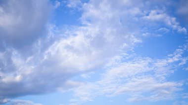 Mavi gökyüzü beyaz bulut arka planı. Gökyüzü duvar kağıdı arkaplanlı güneş ışığı günü. Model doğa serbest alan arkaplanı. Çevre koruma için kart ya da poster.