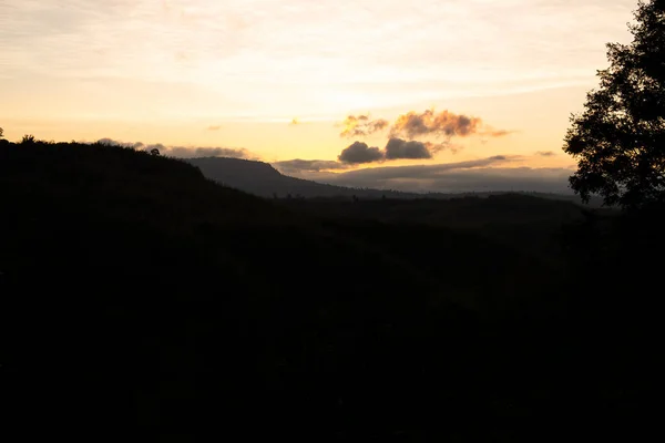 Evening Twilight Gold Sky Sun Set Mountain Background Silhouette Beayiful — Fotografia de Stock