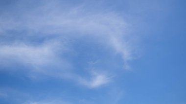 Mavi gökyüzü beyaz bulut arka planı. Gökyüzü duvar kağıdı arkaplanlı güneş ışığı günü. Model doğa serbest alan arkaplanı. Çevre koruma için kart ya da poster.