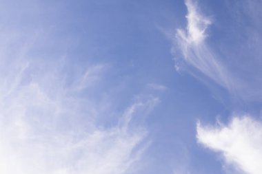 Mavi gökyüzü beyaz bulut arka planı. Gökyüzü duvar kağıdı arkaplanlı güneş ışığı günü. Model doğa serbest alan arkaplanı. Çevre koruma için kart ya da poster.