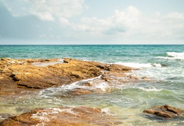 Taştan Dalga, Sahilde Mavi Gökyüzü Arkaplanı, Güzel Doku Dalgalı Beyaz Köpüklü Mavi Okyanus Kıyısı, Deniz Doğalı Sandy. Şeffaf Su Denizi Adası Fotoğrafçılık, Tatil Tropik Yazı.