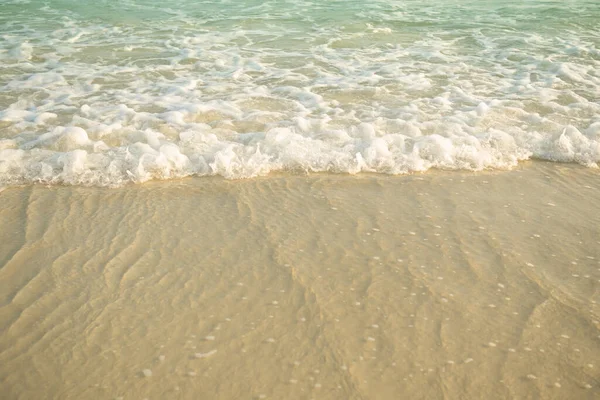 Wave Zand Achtergrond Aan Kust Mooie Textuur Golvend Wit Schuim — Stockfoto