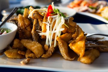 Balık soslu kızarmış deniz levreği, balık soslu kızarmış levrek. Geleneksel Asya Tayland yemekleri. Restoranda yemek yapmak.