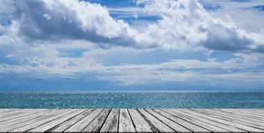 Deniz Yaz Arkaplanındaki Boş Ahşap Masa, Bulanık Okyanuslu Boş Masa, Su Okyanusu Mavi Deniz, Mavi Gökyüzü Ufuk Manzarası Açık Hava Fotoğraf Arkaplanı, Sunum için Mockup Kurulu, Tropikal Doğa Turizmi.