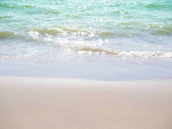 海岸の砂の背景に波 美しいテクスチャ波白い泡ビーチ海岸線の青い海 海の自然と砂 透明度の高い水景島の写真 休暇熱帯夏の背景 — ストック写真