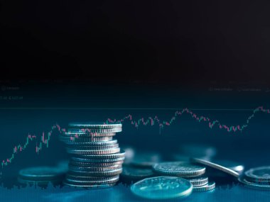 Kara Arkaplanda Şamdanlı Yığın Parası, Grafik Veri Borsası Borsası Forex Bitcoin Kripto Para Planlama Yatırım Nakiti, İş veya Finans Teknolojisi Konsepti.
