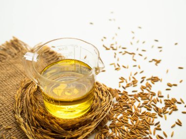 Beyaz arka planda pirinç tanecikli pirinç gevreği, Üst Manzara ve Boş Alan, İyi Sağlık İçin Organik Ham Yemek İçi.