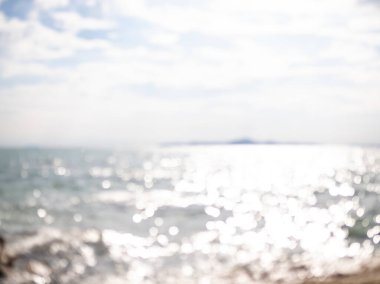 Soyut Görüntü Bokeh Denizi Tropikal Arkaplan, Blured Water Ocean 'daki Güneş Işığı Işığı Sahil Platformu, Tropikal Doğa Manzarası, Turizm Seyahati Yaz Tatili Konsepti.