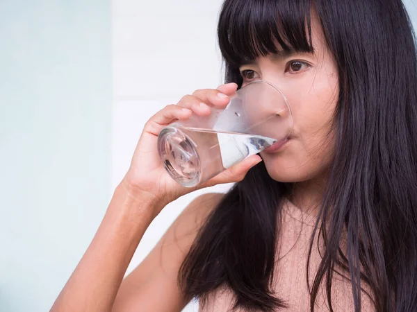 喝纯冰水的妇女 喝纯冰水的女士 真正的亚洲女人 黑眼圈和亚洲皮肤 健康饮食 健康食品 — 图库照片