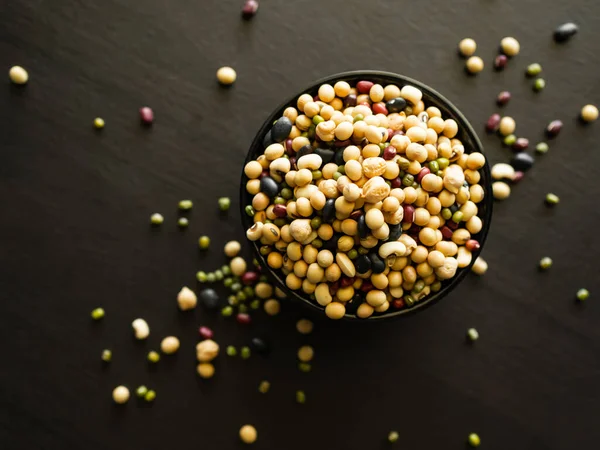 黒テーブルの上のカップに赤豆 黒と緑の豆背景 生の食品高繊維とタンパク質 有機自然成分ベジタリアン — ストック写真