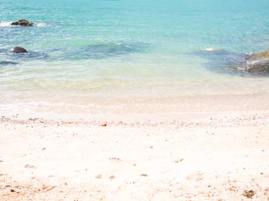 Doku Dalgası Mavi Deniz Kum Sahili arka planında