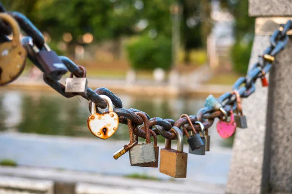 Roestige geliefden sloten op een ketting op een brug, geliefden sloten op een brug ketting — Stockfoto