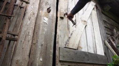 El, terk edilmiş eski ahırın kapısını açar. Uğursuz ahırın kapısı açılır.