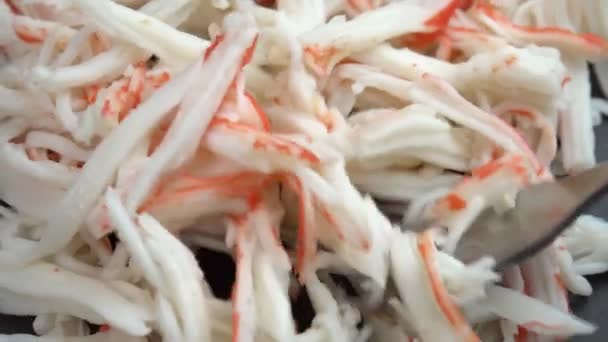 Carne de caranguejo picada é picada com um garfo, deliciosa e suculenta carne de caranguejo gira em um prato, prateleiras de caranguejo — Vídeo de Stock