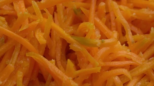 Рубленая пряная морковь или маринованная морковь вращаются на заднем плане, здоровое питание и здоровый образ жизни — стоковое видео