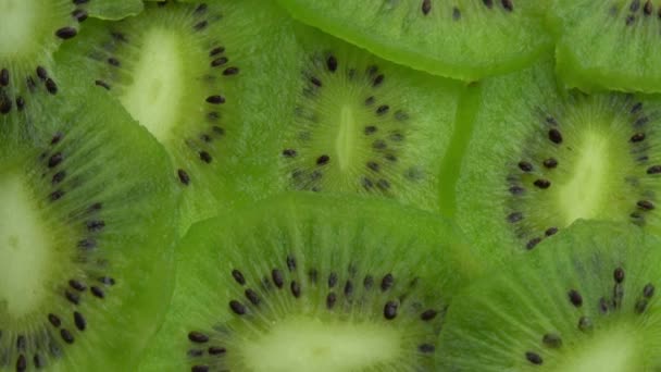 Succosa frutta kiwi verde o uva spina cinese, sfondo sotto forma di giri kiwi affettati — Video Stock