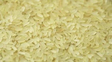 Sarı buğulanmış pirinç bir Japon restoranının arka planı olarak döner.