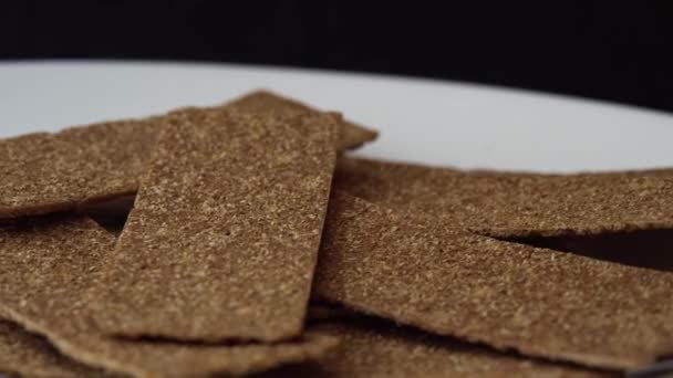 Pães de dieta de trigo mourisco girando em preto, farinha de centeio saudável refeições, alimentos saudáveis feitos de farinha de centeio — Vídeo de Stock