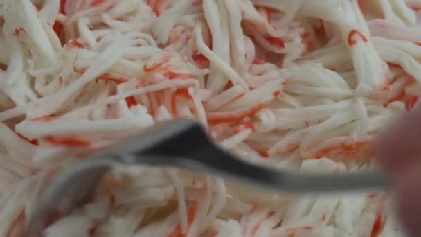 Hackat krabbkött stickas med en gaffel, läcker och saftig krabba kött roterar på en tallrik, krabba hyllor — Stockvideo