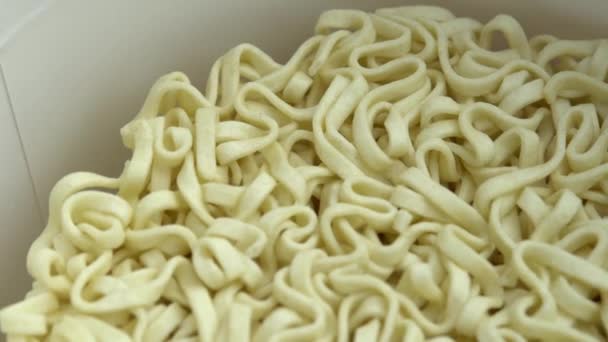 Fideos instantáneos secos especiados antes de la elaboración de la cerveza, fideos agridulces asiáticos — Vídeos de Stock