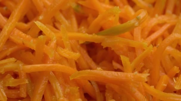 Siekane pikantne marchewki lub marchewka marchew obracają się w tle, zdrowe odżywianie i zdrowy styl życia — Wideo stockowe