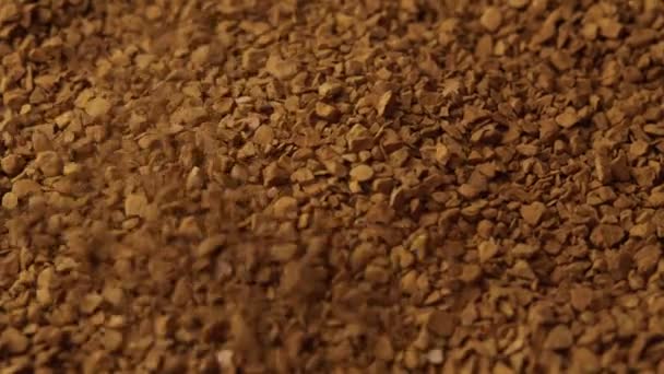 Granule instantní kávy posypané na talíři zblízka točící se jako zázemí pro kavárnu, zrnitá kávová reklama, ranní veselí — Stock video