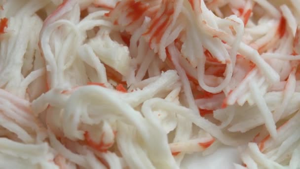Carne de caranguejo rasgada gira como fundo, deliciosa e suculenta carne de caranguejo gira em um prato, prateleiras de caranguejo — Vídeo de Stock