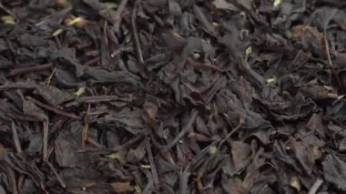Kaşık kuru siyah çay yapraklarını, tabakta siyah çayları toplar.