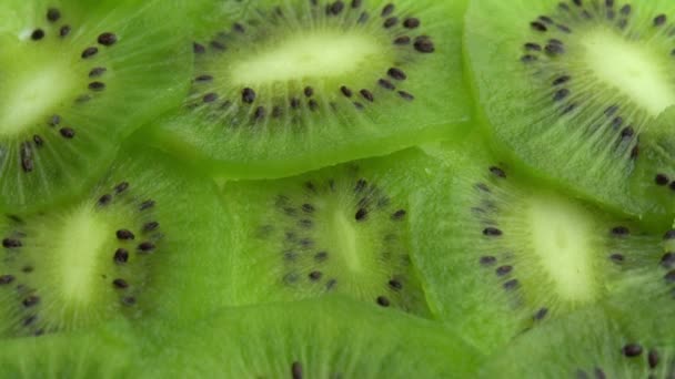 Fundo na forma de giros de kiwi fatiado, kiwi verde suculento ou groselha espinhosa chinesa — Vídeo de Stock